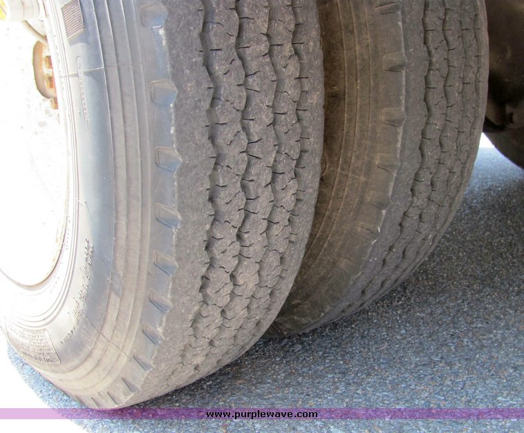 image for item 4258 1993 Ford F700 ladder truck