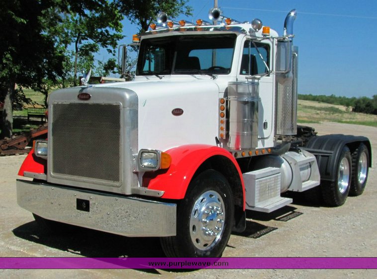 image for item 4301 2000 Peterbilt Conventional 378 semi truck