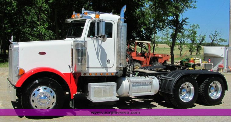 image for item 4301 2000 Peterbilt Conventional 378 semi truck