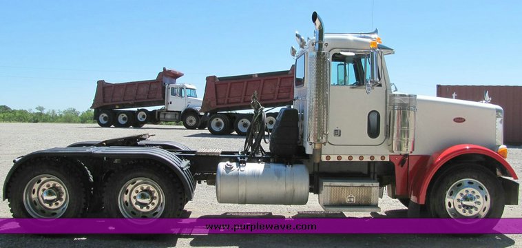 image for item 4301 2000 Peterbilt Conventional 378 semi truck