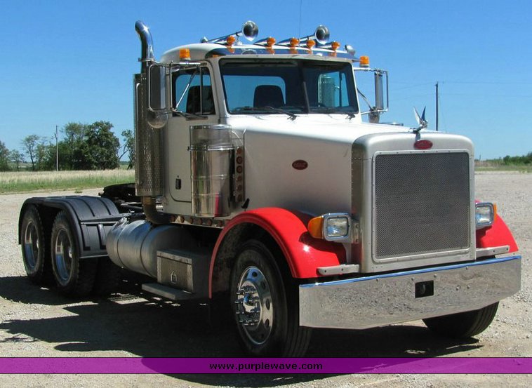 image for item 4301 2000 Peterbilt Conventional 378 semi truck