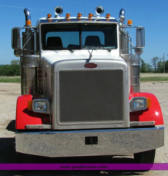 image for item 4301 2000 Peterbilt Conventional 378 semi truck