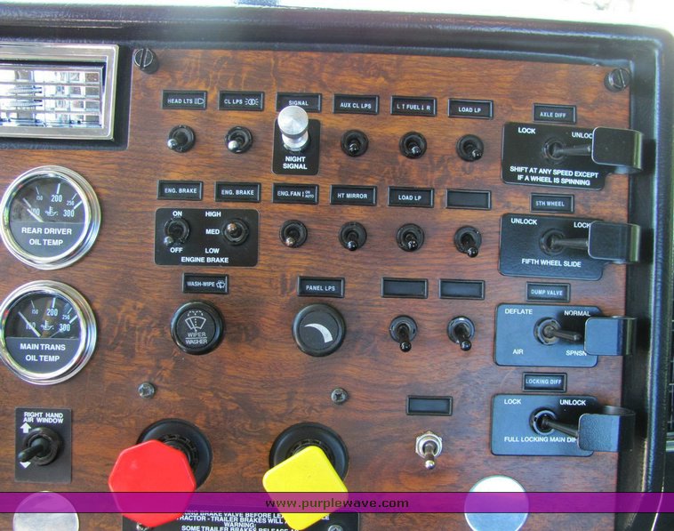 image for item 4301 2000 Peterbilt Conventional 378 semi truck