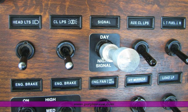 image for item 4301 2000 Peterbilt Conventional 378 semi truck