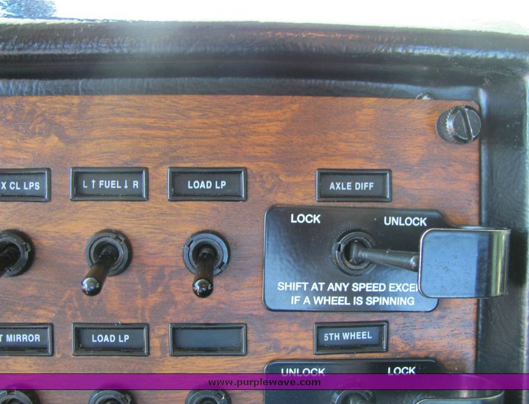 image for item 4301 2000 Peterbilt Conventional 378 semi truck