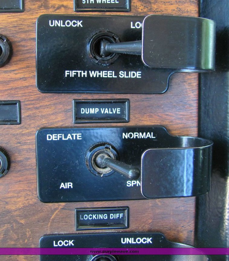 image for item 4301 2000 Peterbilt Conventional 378 semi truck