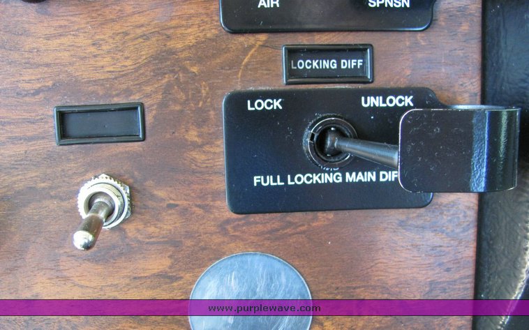 image for item 4301 2000 Peterbilt Conventional 378 semi truck