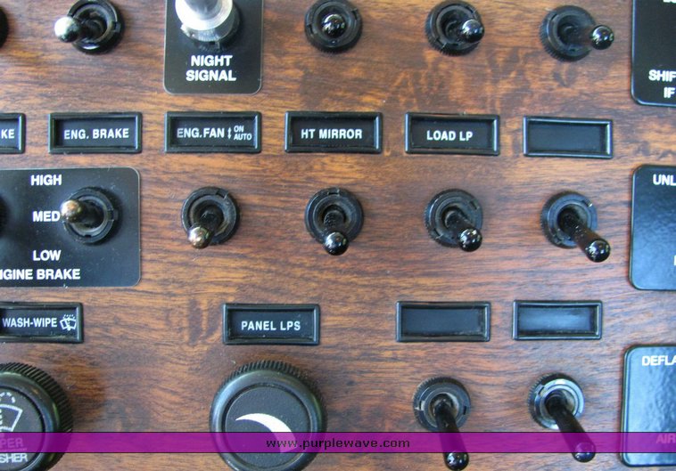 image for item 4301 2000 Peterbilt Conventional 378 semi truck