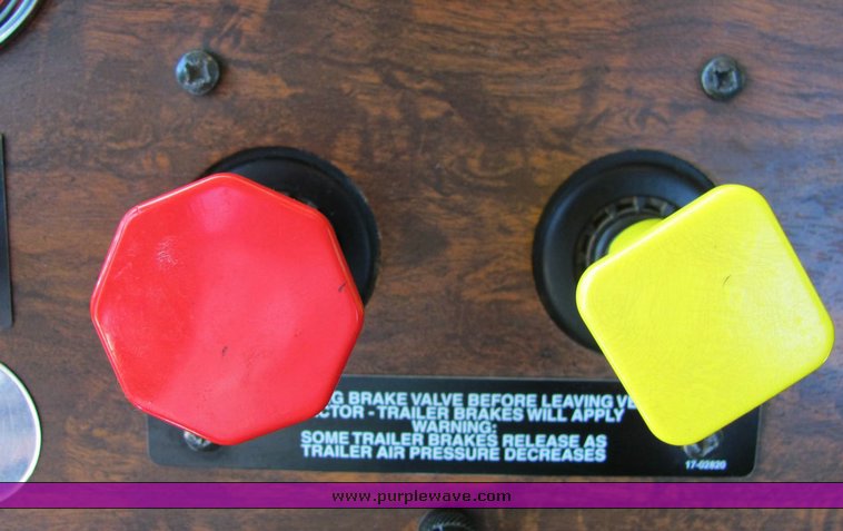 image for item 4301 2000 Peterbilt Conventional 378 semi truck