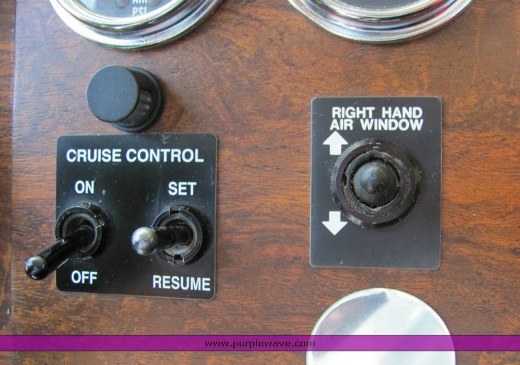 image for item 4301 2000 Peterbilt Conventional 378 semi truck