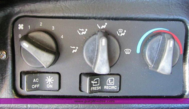 image for item 4301 2000 Peterbilt Conventional 378 semi truck