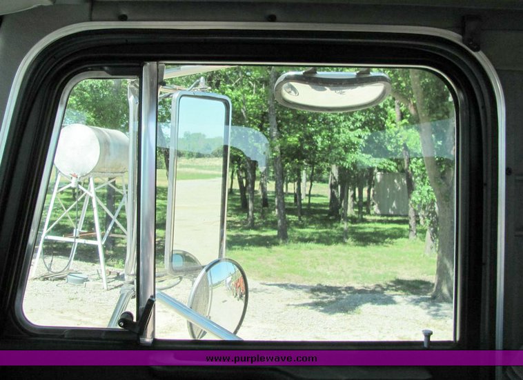 image for item 4301 2000 Peterbilt Conventional 378 semi truck