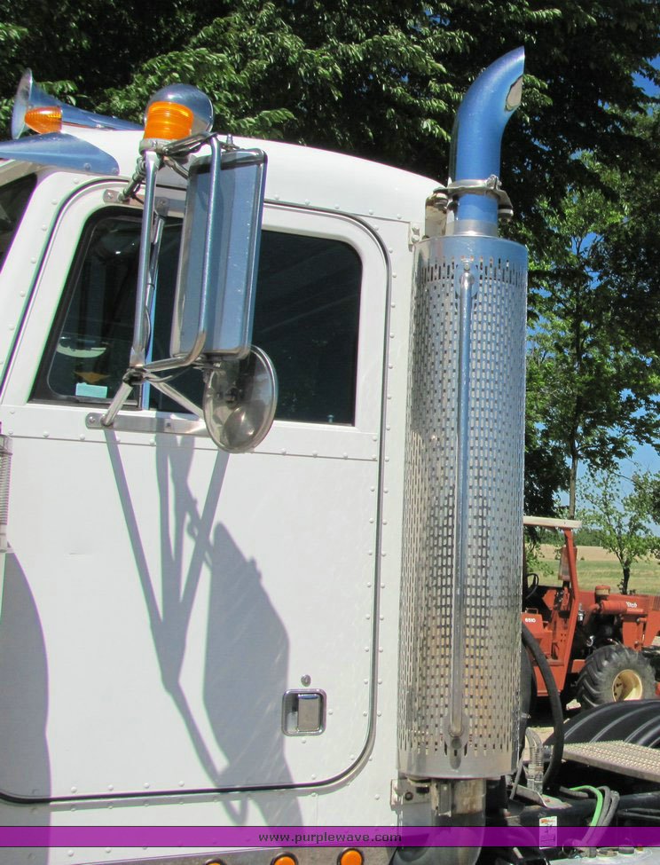 image for item 4301 2000 Peterbilt Conventional 378 semi truck