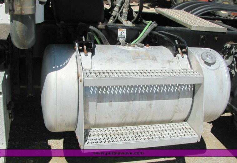 image for item 4301 2000 Peterbilt Conventional 378 semi truck