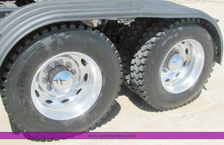 image for item 4301 2000 Peterbilt Conventional 378 semi truck