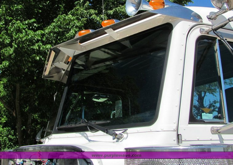 image for item 4301 2000 Peterbilt Conventional 378 semi truck