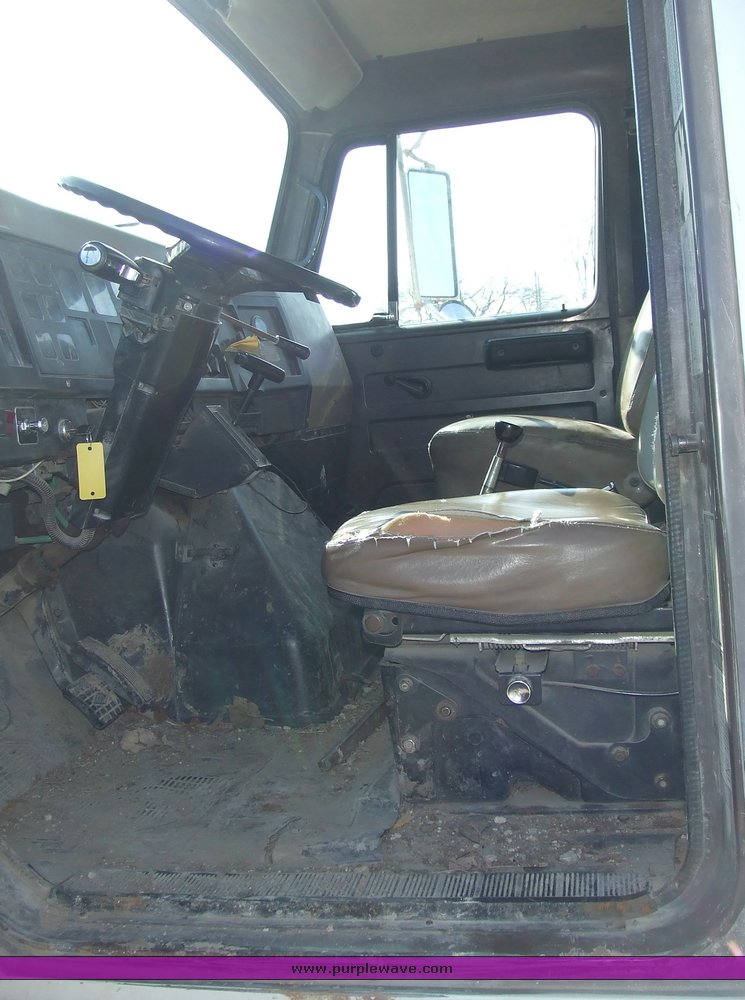 image for item 6634 1992 International Series 4900 dump truck