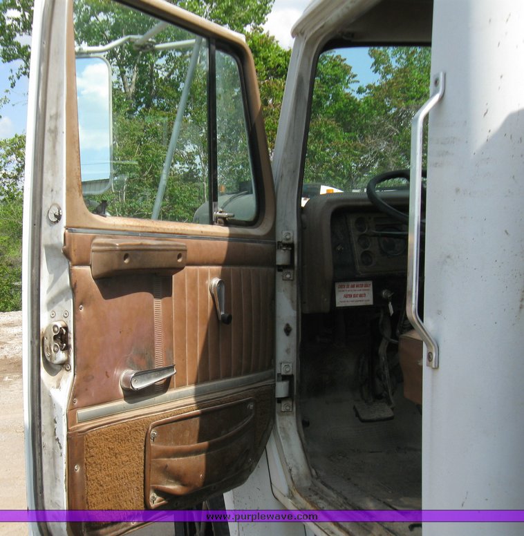 image for item 7366 1979 International truck