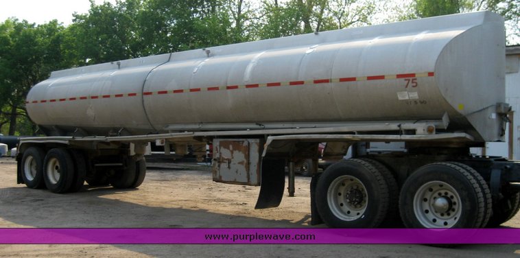 image for item 9006 Aluminum tanker trailer