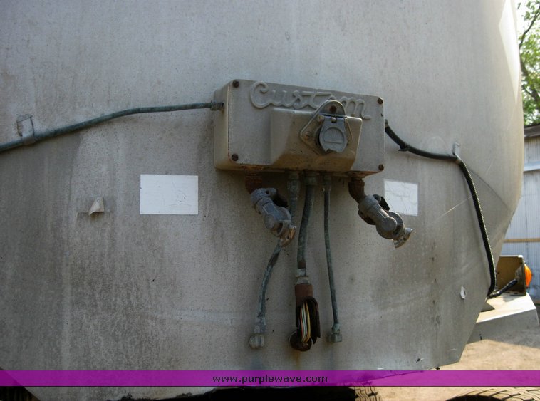 image for item 9006 Aluminum tanker trailer