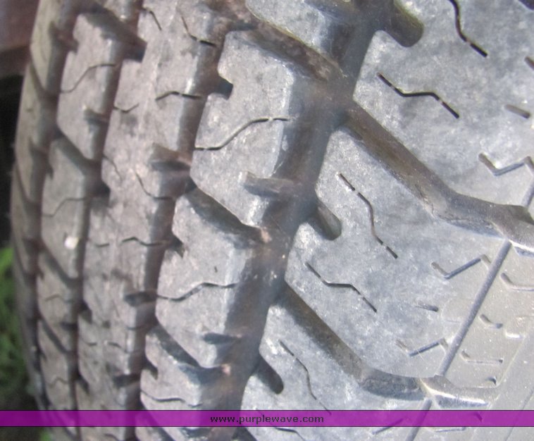 image for item 4567 2007 Feather Lite aluminum three horse slant trailer