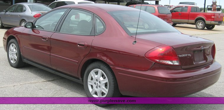 image for item 5000 2007 Ford Taurus SE