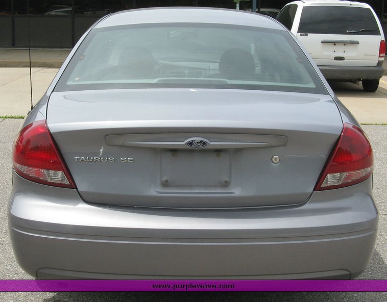 image for item 5001 2007 Ford Taurus SE