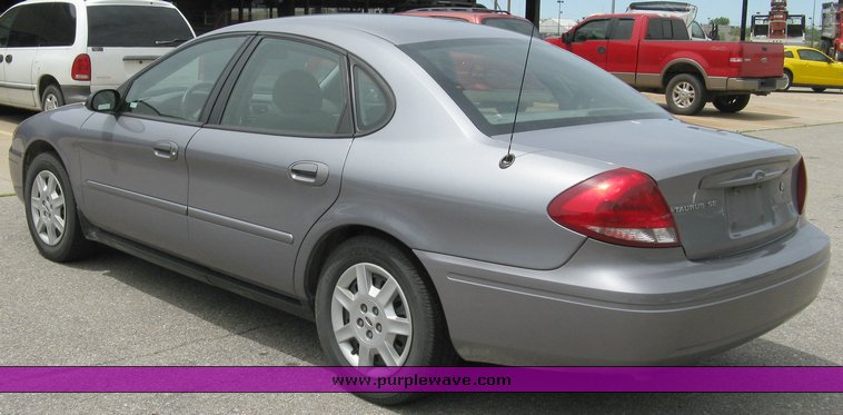 image for item 5001 2007 Ford Taurus SE