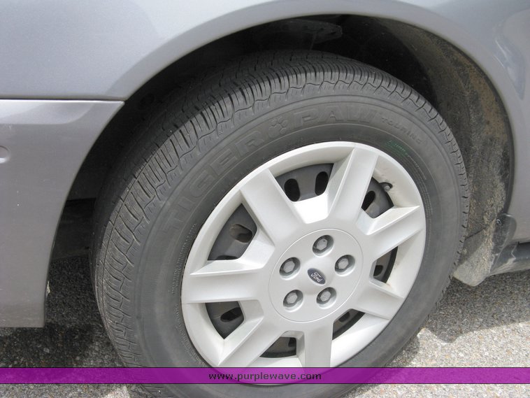 image for item 5001 2007 Ford Taurus SE