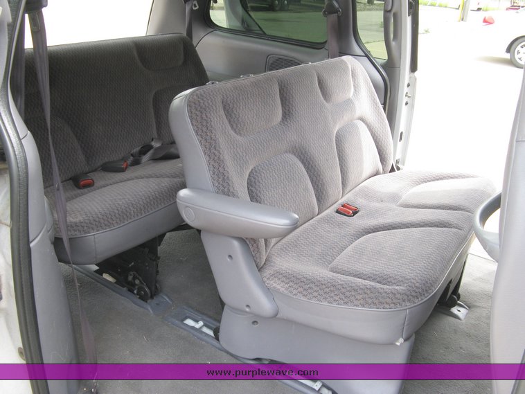 image for item 5002 1999 Dodge Caravan