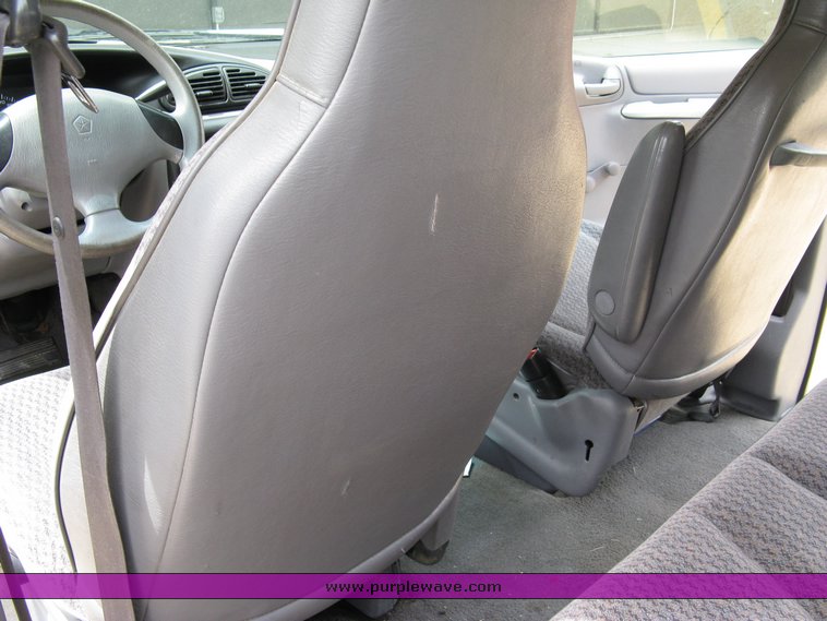 image for item 5002 1999 Dodge Caravan