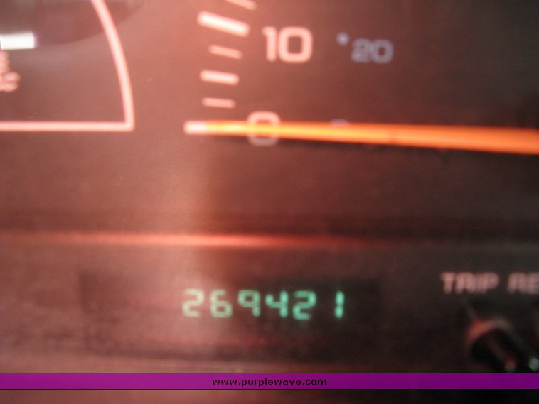 image for item 5002 1999 Dodge Caravan