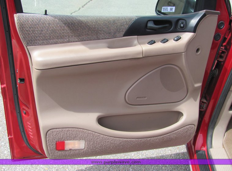 image for item 6020 1995 Ford Windstar Wagon