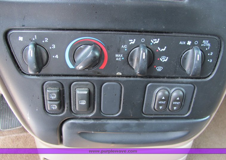 image for item 6020 1995 Ford Windstar Wagon