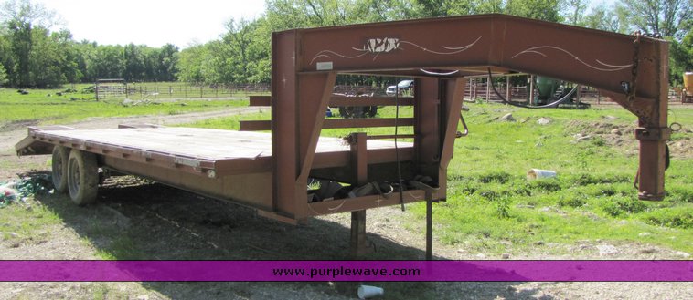 image for item 3285 2001 Starlite gooseneck flat bed trailer