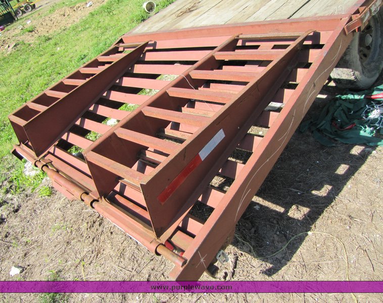 image for item 3285 2001 Starlite gooseneck flat bed trailer