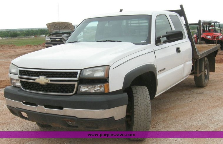 image for item 6319 2006 Chevrolet C2500HD Silverado pickup truck