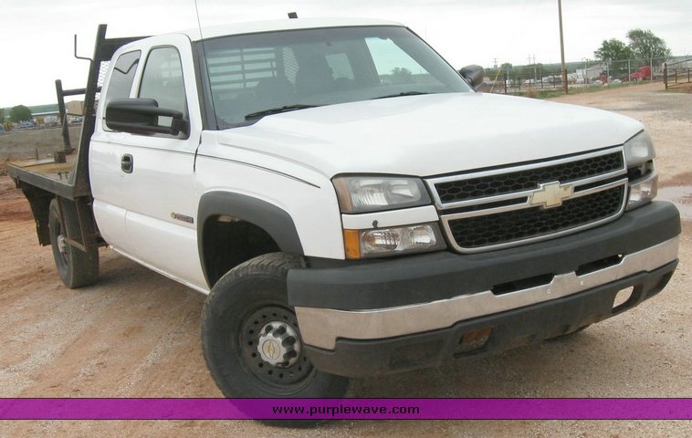 image for item 6319 2006 Chevrolet C2500HD Silverado pickup truck