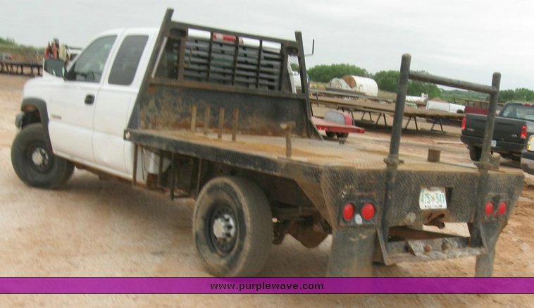 image for item 6319 2006 Chevrolet C2500HD Silverado pickup truck