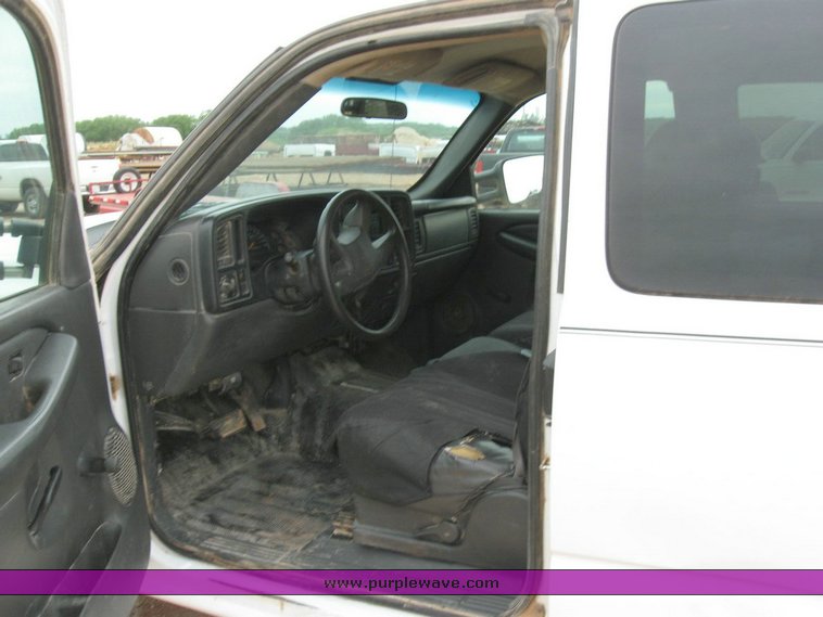 image for item 6319 2006 Chevrolet C2500HD Silverado pickup truck