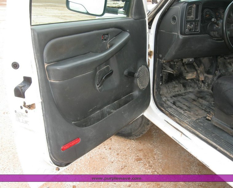 image for item 6319 2006 Chevrolet C2500HD Silverado pickup truck