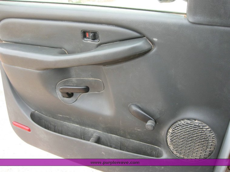 image for item 6319 2006 Chevrolet C2500HD Silverado pickup truck