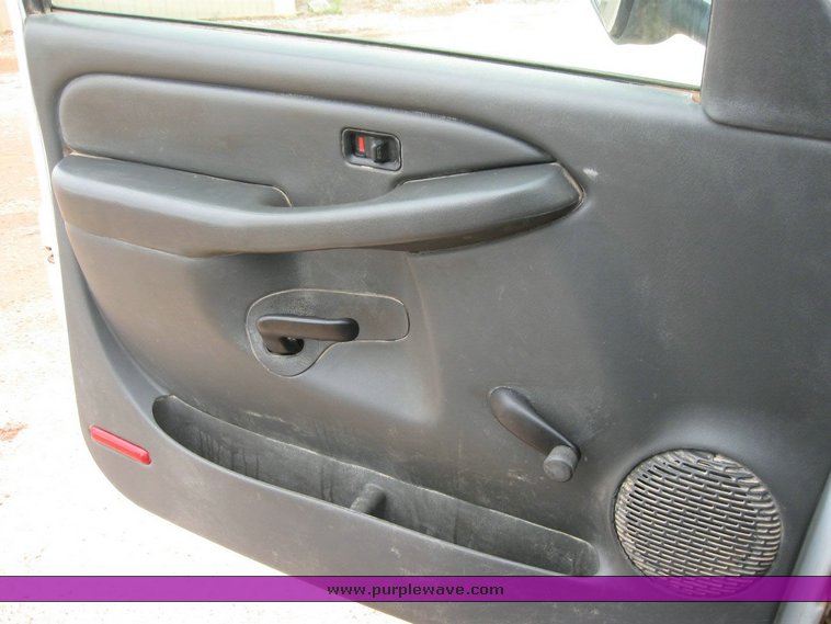 image for item 6319 2006 Chevrolet C2500HD Silverado pickup truck