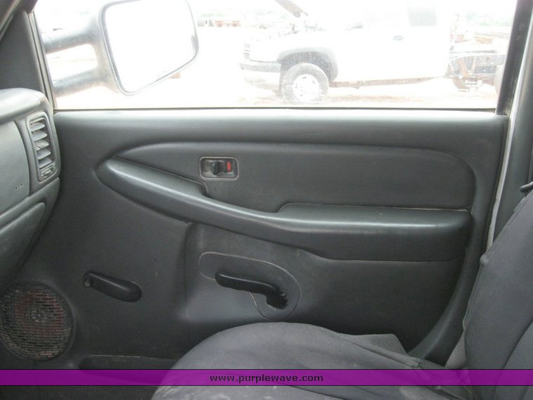 image for item 6319 2006 Chevrolet C2500HD Silverado pickup truck