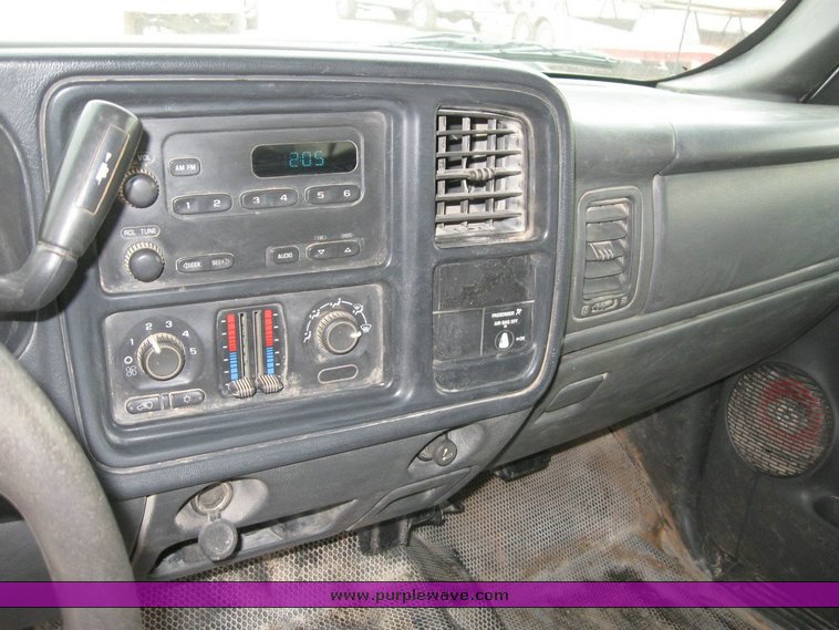 image for item 6319 2006 Chevrolet C2500HD Silverado pickup truck