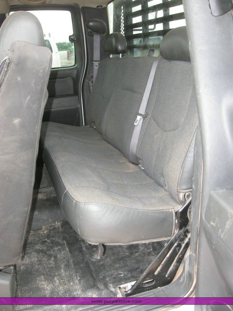 image for item 6319 2006 Chevrolet C2500HD Silverado pickup truck