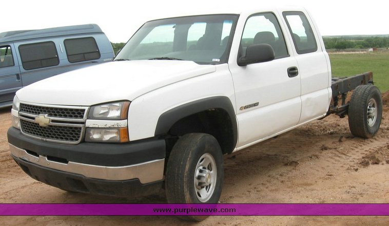 image for item 6320 2006 Chevrolet C2500HD Silverado pickup truck