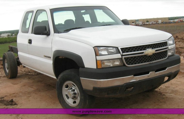 image for item 6320 2006 Chevrolet C2500HD Silverado pickup truck