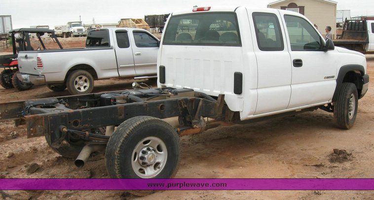 image for item 6320 2006 Chevrolet C2500HD Silverado pickup truck