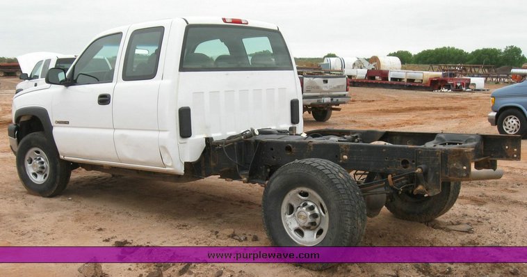 image for item 6320 2006 Chevrolet C2500HD Silverado pickup truck